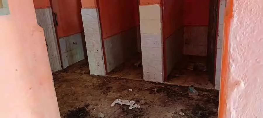 Chikkanayakanahalli : नगर पालिका पब्लिक टॉयलेट के रखरखाव में लापरवाही करती है Chikkanayakanahalli : नगर पालिका पब्लिक टॉयलेट के रखरखाव में लापरवाही करती है