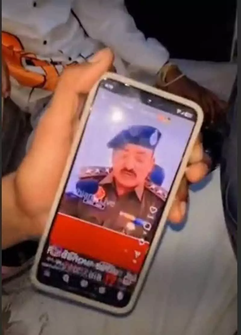 Ludhiana: पुलिस को चुनौती देने वाला ‘गैंगस्टर-स्टाइल’ वीडियो ऑनलाइन सामने आया, जांच जारी Ludhiana: पुलिस को चुनौती देने वाला ‘गैंगस्टर-स्टाइल’ वीडियो ऑनलाइन सामने आया, जांच जारी