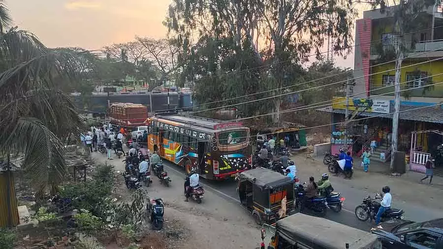 Bangarpet : कामसमुद्र रेलवे फाटक के कारण 50 से ज़्यादा गांववालों को परेशानी हो रही Bangarpet : कामसमुद्र रेलवे फाटक के कारण 50 से ज़्यादा गांववालों को परेशानी हो रही
