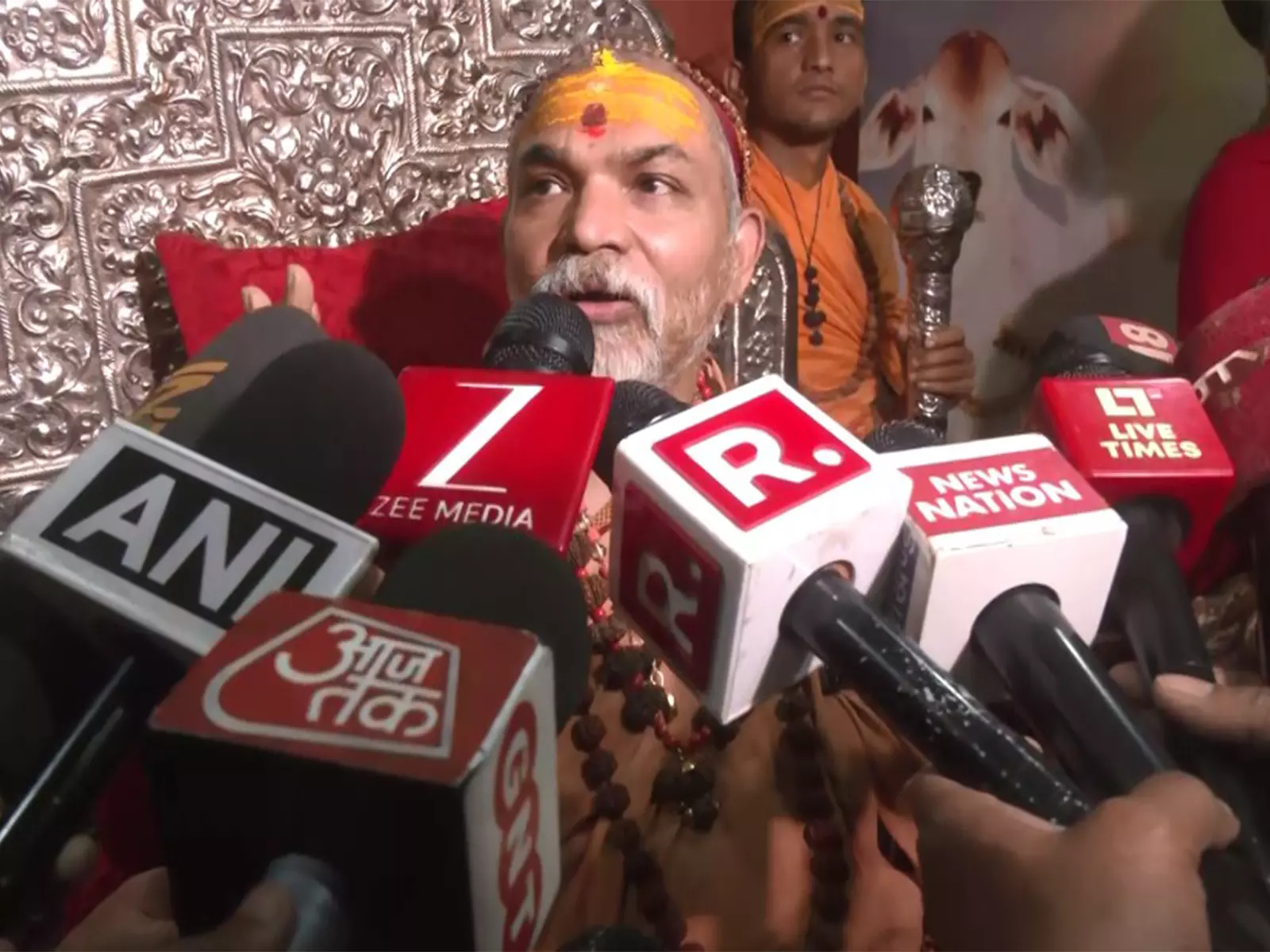 गिरफ्तारी से पहले स्वामी अविमुक्तेश्वरानंद बोले- “सहयोग करूंगा” गिरफ्तारी से पहले स्वामी अविमुक्तेश्वरानंद बोले- “सहयोग करूंगा”