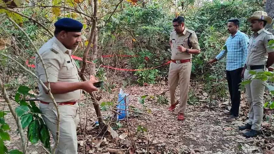 कोलागी जंगल इलाके में महिला का शव मिला: SP दीपन ने दौरा किया कोलागी जंगल इलाके में महिला का शव मिला: SP दीपन ने दौरा किया