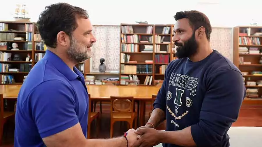 Rahul Gandhi ने उत्तराखंड के मोहम्मद दीपक से मुलाकात की, उनसे कहा आपके जिम की मेंबरशिप लूंगा Rahul Gandhi ने उत्तराखंड के मोहम्मद दीपक से मुलाकात की, उनसे कहा आपके जिम की मेंबरशिप लूंगा