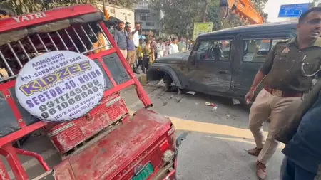 थार गाड़ी से ई-रिक्शा को मारी टक्कर, चार लोग गंभीर रूप से घायल थार गाड़ी से ई-रिक्शा को मारी टक्कर, चार लोग गंभीर रूप से घायल