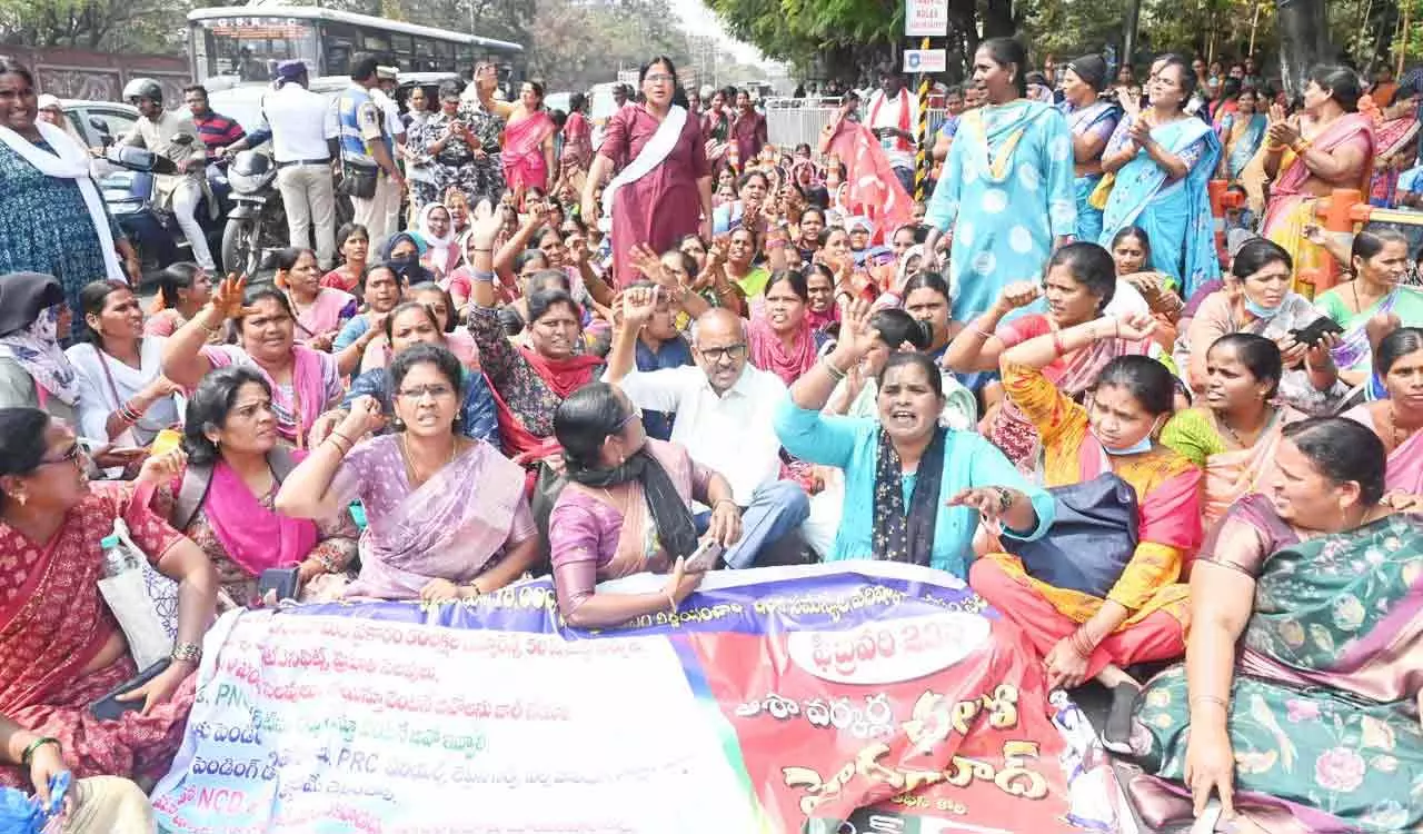 Telangana में आशा वर्कर्स ने 18,000 रुपये की फिक्स्ड सैलरी की मांग को लेकर धरना दिया Telangana में आशा वर्कर्स ने 18,000 रुपये की फिक्स्ड सैलरी की मांग को लेकर धरना दिया