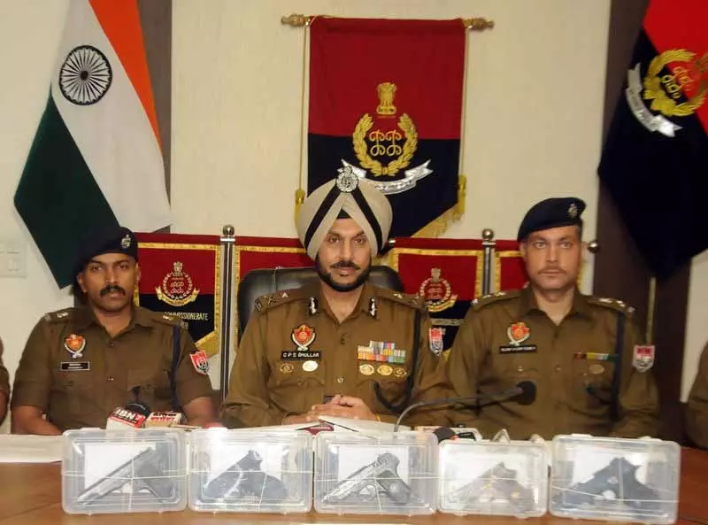 Amritsar पुलिस ने सीमा पार से हथियार तस्करी करने वाले मॉड्यूल का भंडाफोड़ किया, 5 पिस्तौलें जब्त Amritsar पुलिस ने सीमा पार से हथियार तस्करी करने वाले मॉड्यूल का भंडाफोड़ किया, 5 पिस्तौलें जब्त