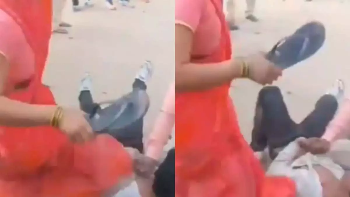 UP के अलीगढ़ में छेड़छाड़ करने वाले शख्स पर महिला ने चप्पलों की बारिश कर दी UP के अलीगढ़ में छेड़छाड़ करने वाले शख्स पर महिला ने चप्पलों की बारिश कर दी