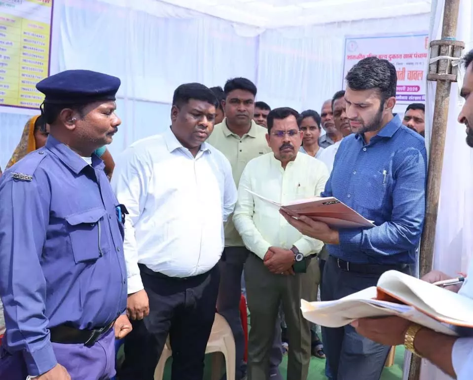 कोटवारों द्वारा संधारित मुसाफिर रजिस्टर का कलेक्टर ने किया निरीक्षण कोटवारों द्वारा संधारित मुसाफिर रजिस्टर का कलेक्टर ने किया निरीक्षण