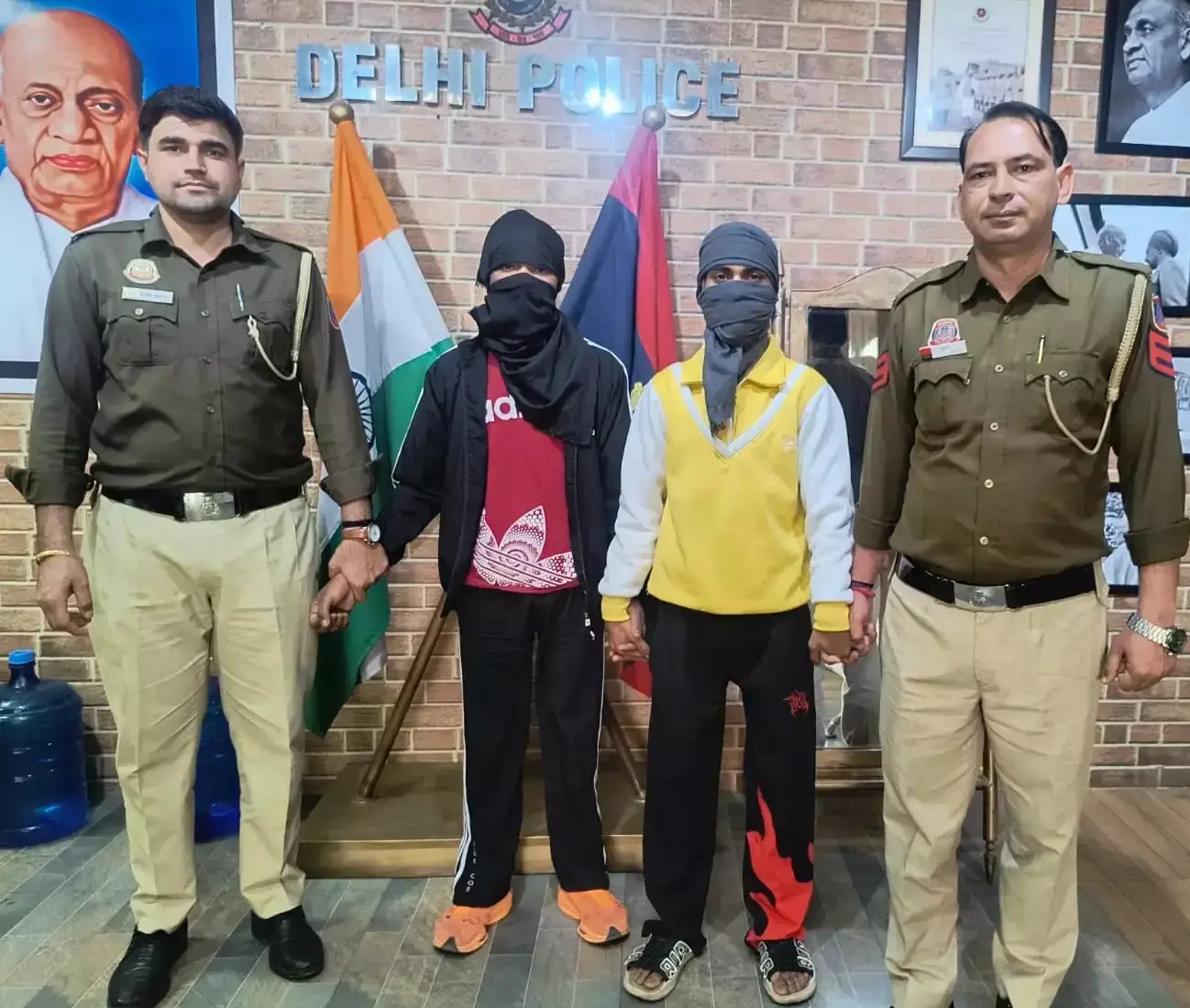 New Delhi: पुलिस ने किया मर्डर केस का खुलासा, तीन आरोपियों को पकड़ा New Delhi: पुलिस ने किया मर्डर केस का खुलासा, तीन आरोपियों को पकड़ा