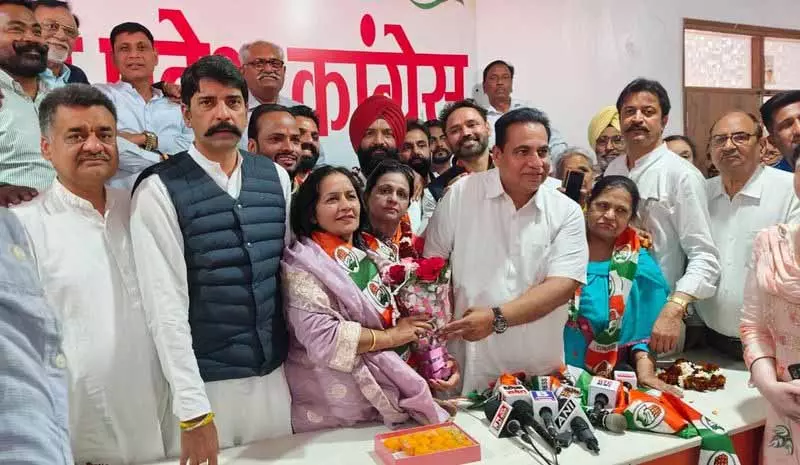 चंडीगढ़ में AAP के कई नेता कांग्रेस में शामिल हुए चंडीगढ़ में AAP के कई नेता कांग्रेस में शामिल हुए