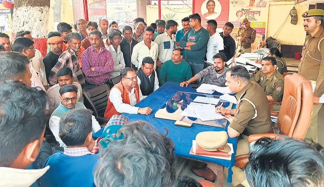 Bareilly: लव जिहाद के दावे पर थाने के बाहर भीड़ Bareilly: लव जिहाद के दावे पर थाने के बाहर भीड़