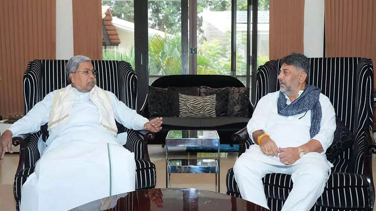 Siddaramaiah-Shivakumar के बीच टकराव फिर से सामने आने से कर्नाटक कांग्रेस में दरार बढ़ी Siddaramaiah-Shivakumar के बीच टकराव फिर से सामने आने से कर्नाटक कांग्रेस में दरार बढ़ी