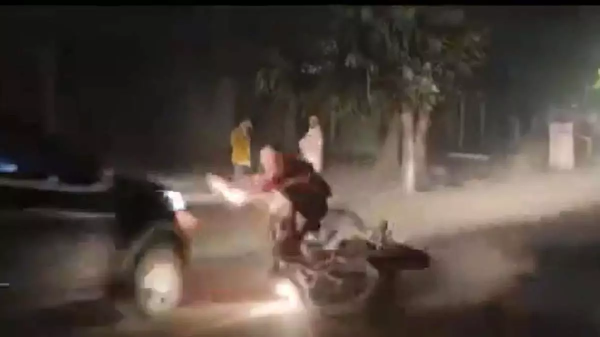 UP के इटावा में सड़क पर काम के बाद छोड़ी गई बजरी पर फिसलने से कार ने बाइक सवार को टक्कर मार दी UP के इटावा में सड़क पर काम के बाद छोड़ी गई बजरी पर फिसलने से कार ने बाइक सवार को टक्कर मार दी
