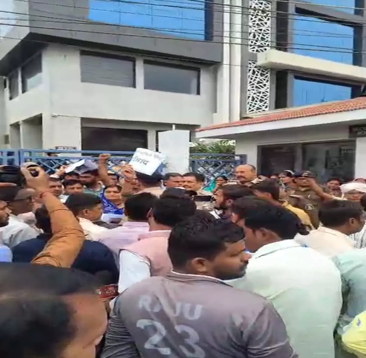 उर्मिला मेमोरियल हॉस्पिटल में मरीज की मौत, परिजनों ने लगाया लापरवाही का आरोप उर्मिला मेमोरियल हॉस्पिटल में मरीज की मौत, परिजनों ने लगाया लापरवाही का आरोप
