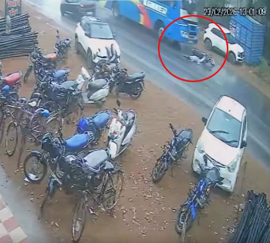 तेज रफ्तार बस की चपेट में आने से पुलिस कांस्टेबल मौत, देखें LIVE VIDEO... तेज रफ्तार बस की चपेट में आने से पुलिस कांस्टेबल मौत, देखें LIVE VIDEO...