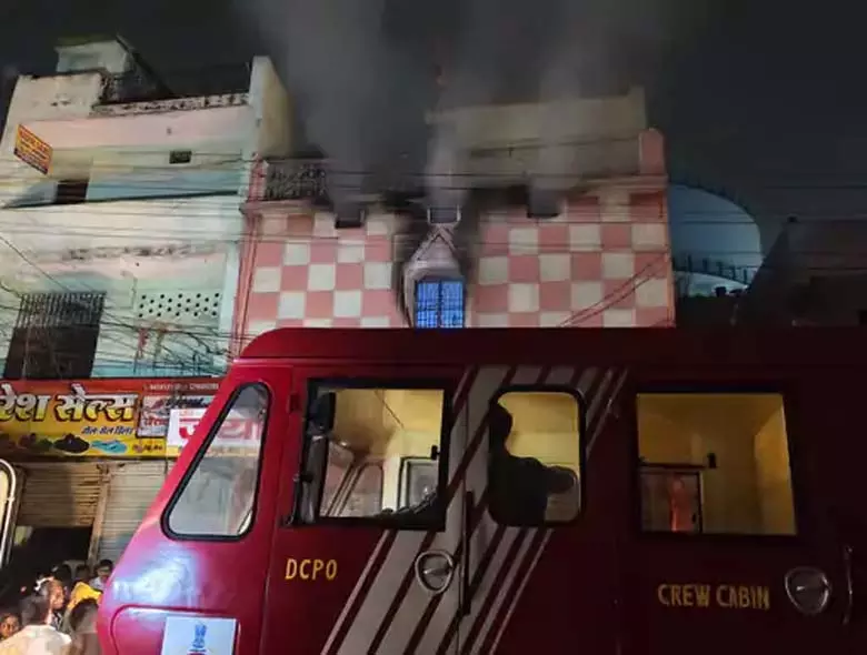सर्कुलर मार्केट में ड्राई फ्रूट दुकान में भीषण आग, शॉर्ट सर्किट की आशंका सर्कुलर मार्केट में ड्राई फ्रूट दुकान में भीषण आग, शॉर्ट सर्किट की आशंका