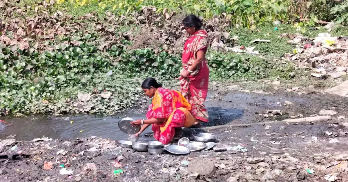 तीन दिन से पानी की कमी को लेकर निवासियों ने घड़े लेकर protest किया तीन दिन से पानी की कमी को लेकर निवासियों ने घड़े लेकर protest किया