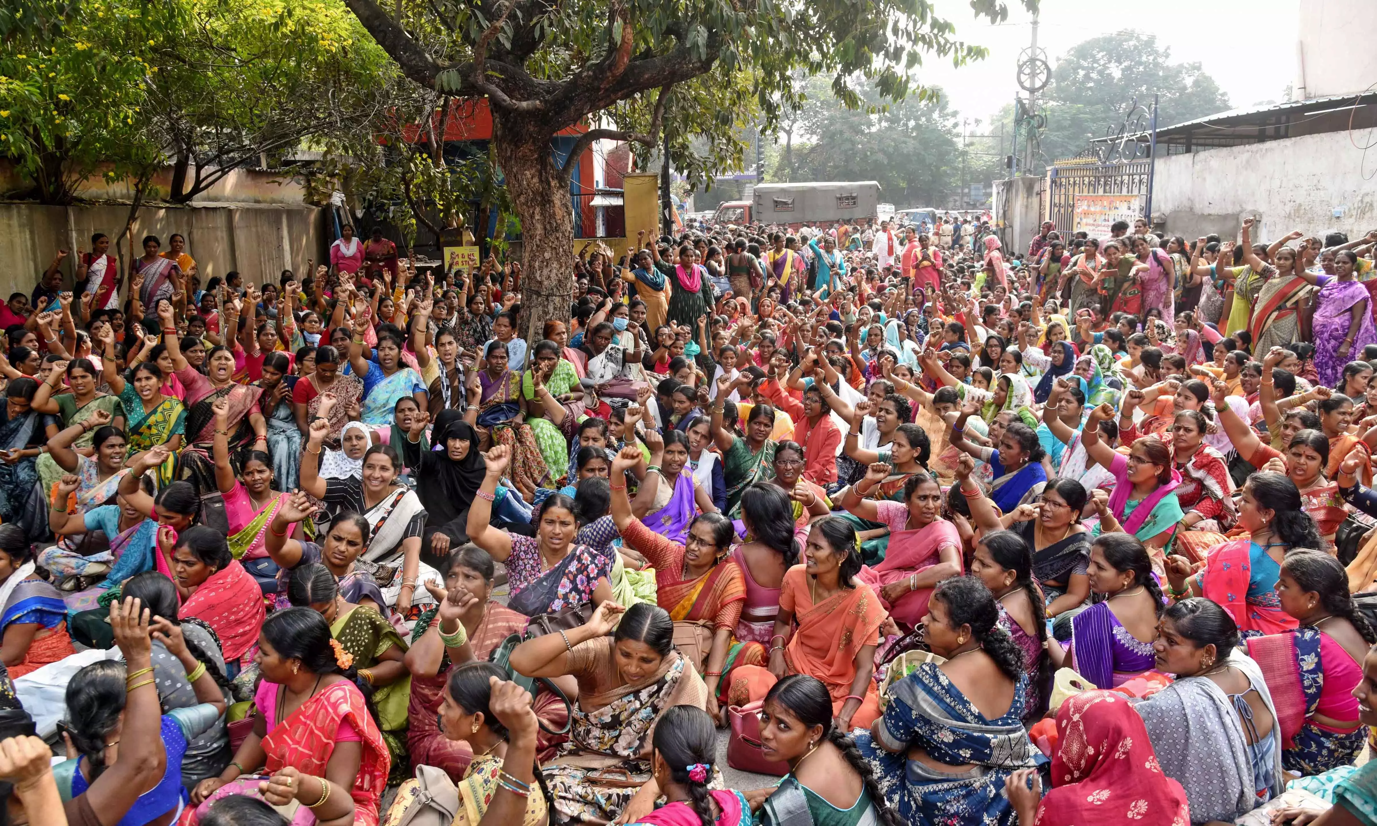 आशा वर्कर्स ने CITU के ज़रिए 18,000 रुपये महीने की सैलरी की मांग को लेकर विरोध किया आशा वर्कर्स ने CITU के ज़रिए 18,000 रुपये महीने की सैलरी की मांग को लेकर विरोध किया
