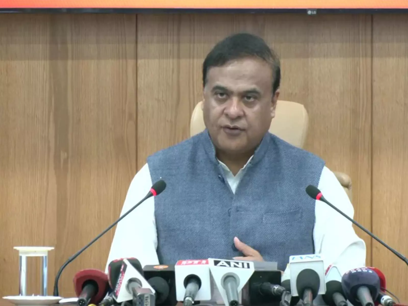 हिंदू लोग कांग्रेस में कैसे रह सकते हैं?: असम के CM हिमंत बिस्वा सरमा हिंदू लोग कांग्रेस में कैसे रह सकते हैं?: असम के CM हिमंत बिस्वा सरमा