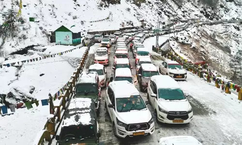 GANGTOK: भारतीय सेना ने पूर्वी सिक्किम में फंसे पर्यटकों को बचाया GANGTOK: भारतीय सेना ने पूर्वी सिक्किम में फंसे पर्यटकों को बचाया