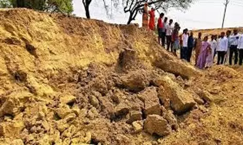 UP News: खनन के दौरान टीला ढहने से  3 महिलाओं की मौत