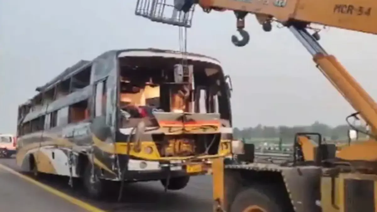 Lucknow: पूर्वांचल एक्सप्रेसवे पर डबल डेकर बस पलटने से 5 की मौत, 45 घायल Lucknow: पूर्वांचल एक्सप्रेसवे पर डबल डेकर बस पलटने से 5 की मौत, 45 घायल