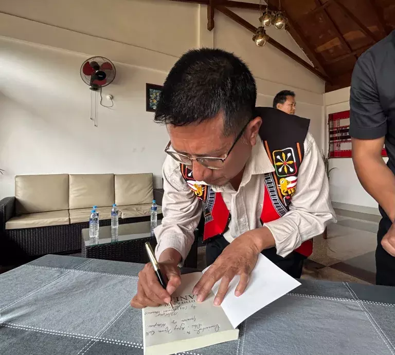 Ukhrul में ‘द अदर साइड ऑफ मणिपुर’ किताब का विमोचन