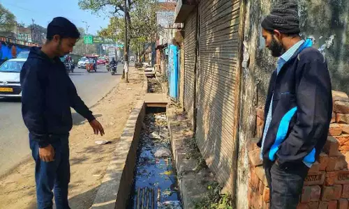 एक और जिंदगी लील ली...स्कूटी सवार दुकानदार नाले में गिरा, फिर... एक और जिंदगी लील ली...स्कूटी सवार दुकानदार नाले में गिरा, फिर...