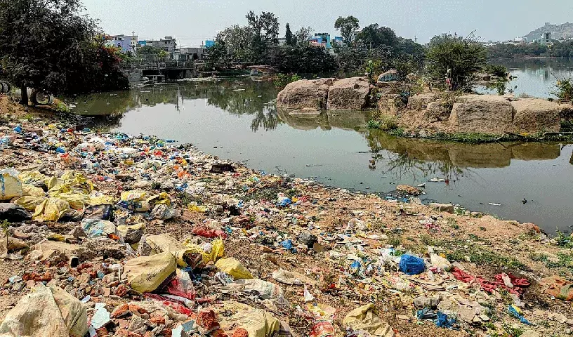Hyderabad: मशहूर लैंगर हौज़ झील में सीवेज जाम, लोगों ने तुरंत सफाई की मांग Hyderabad: मशहूर लैंगर हौज़ झील में सीवेज जाम, लोगों ने तुरंत सफाई की मांग