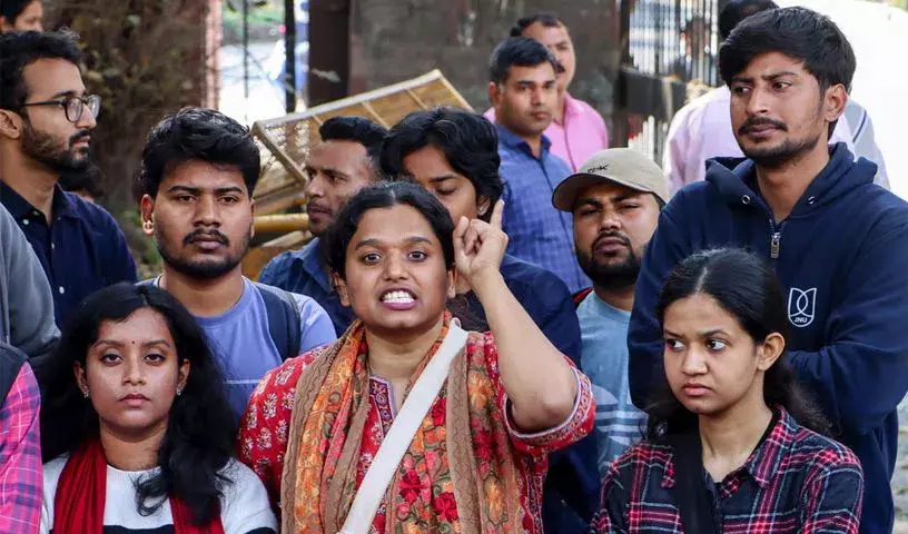 Jawaharlal Nehru University में VC के खिलाफ प्रदर्शन हिंसक, स्टूडेंट ग्रुप्स में झड़प