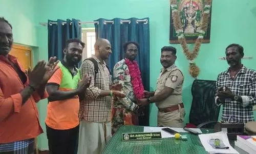Tiruchendur समुद्र में श्रद्धालु की खोई हुई सोने की चेन मजदूर को मिली Tiruchendur समुद्र में श्रद्धालु की खोई हुई सोने की चेन मजदूर को मिली