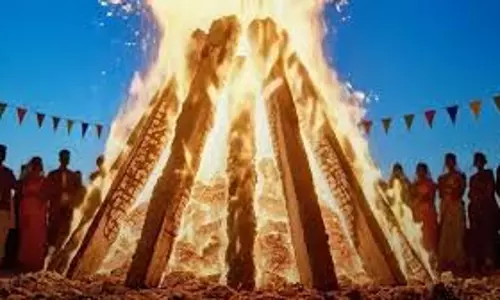 Holika Dahan 2026:   जानें होलिका की आग में उपले क्यों चढ़ाया जाता है