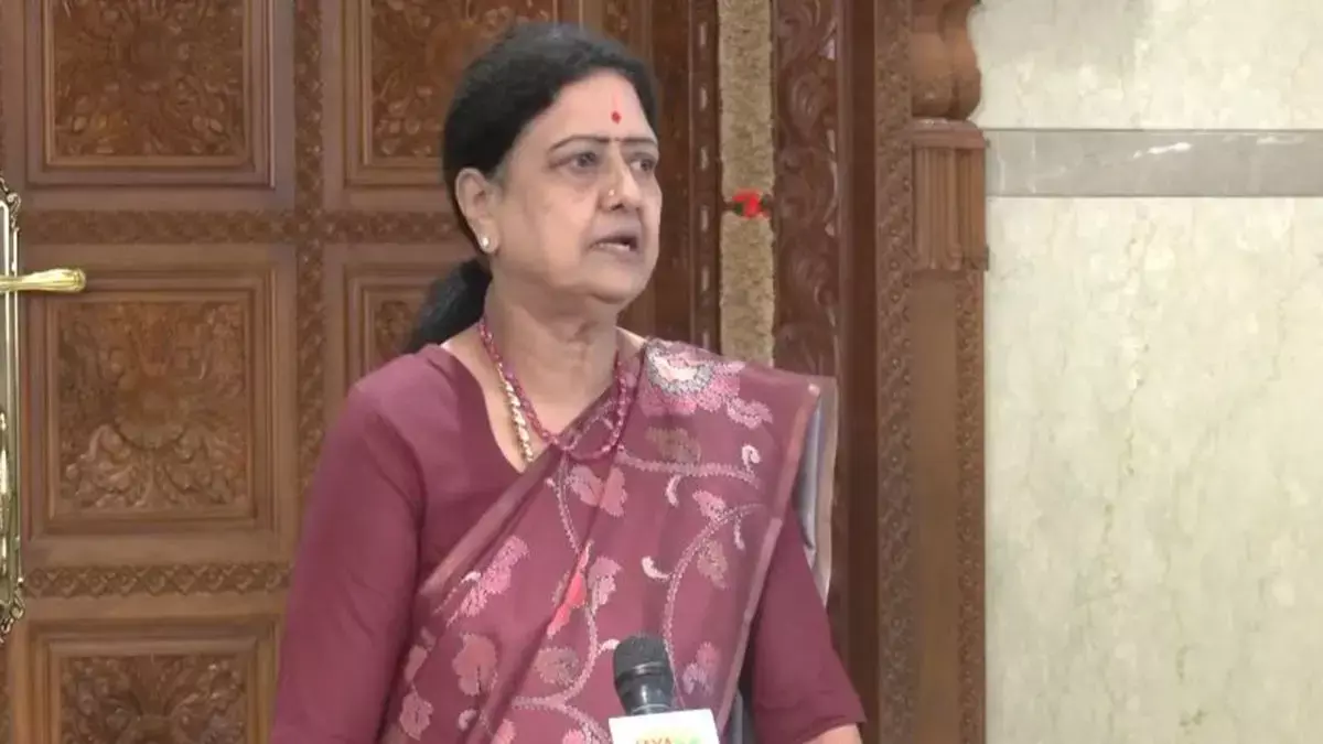 TN: AIADMK से निष्कासित नेता शशिकला ने नई पार्टी की घोषणा के संकेत दिए TN: AIADMK से निष्कासित नेता शशिकला ने नई पार्टी की घोषणा के संकेत दिए