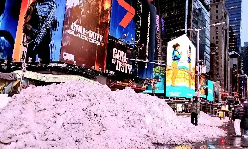 Bomb cyclone ने US के नॉर्थईस्ट में रिकॉर्ड बर्फबारी की Bomb cyclone ने US के नॉर्थईस्ट में रिकॉर्ड बर्फबारी की