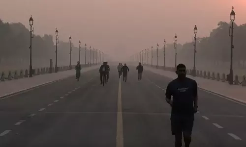 Delhi में हवा की सेहत बिगड़ी, कई इलाकों में AQI ‘बहुत खराब’ श्रेणी में Delhi में हवा की सेहत बिगड़ी, कई इलाकों में AQI ‘बहुत खराब’ श्रेणी में