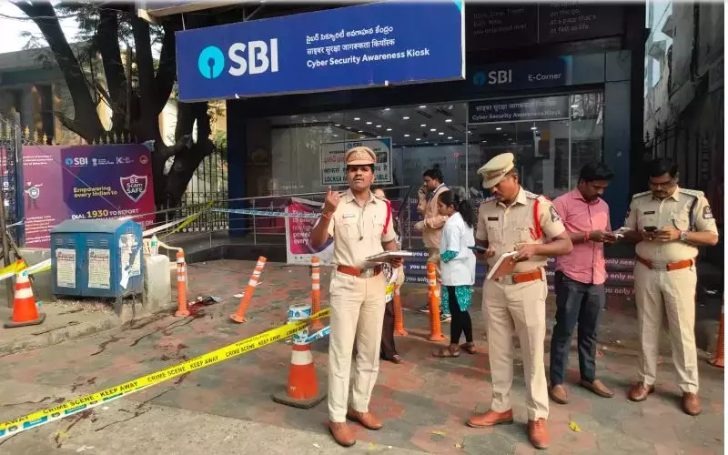 Hyderabad पुलिस ने कोटी SBI फायरिंग की घटना को सुलझाया 2 हिरासत में लिए गए Hyderabad पुलिस ने कोटी SBI फायरिंग की घटना को सुलझाया 2 हिरासत में लिए गए