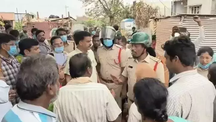 Telangana : खम्मम में तनावपूर्ण स्थिति पुलिस ने भूदान भूमि से झोपड़ियां हटाईं Telangana : खम्मम में तनावपूर्ण स्थिति पुलिस ने भूदान भूमि से झोपड़ियां हटाईं