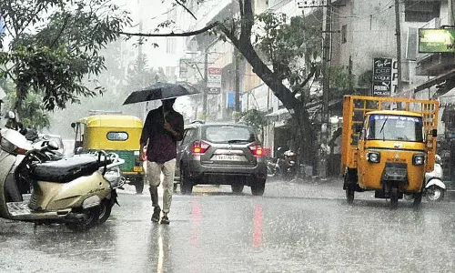 Hyderabad में अचानक हुई बारिश से लोगों को गर्मी से राहत मिली Hyderabad में अचानक हुई बारिश से लोगों को गर्मी से राहत मिली