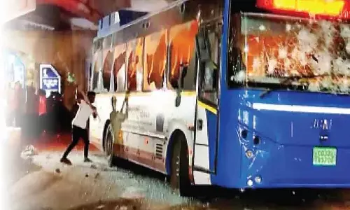 Bhubaneswar : सड़क दुर्घटना में एक व्यक्ति के घायल होने पर स्थानीय लोगों ने अमा बस में तोड़फोड़ की