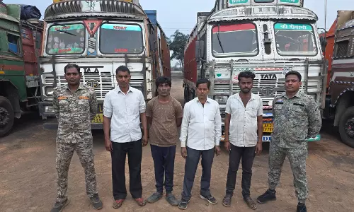 4 ट्रकों में भरा 80 टन अवैध कबाड़ जब्त, चोरी की संपत्ति होने का संदेह 4 ट्रकों में भरा 80 टन अवैध कबाड़ जब्त, चोरी की संपत्ति होने का संदेह