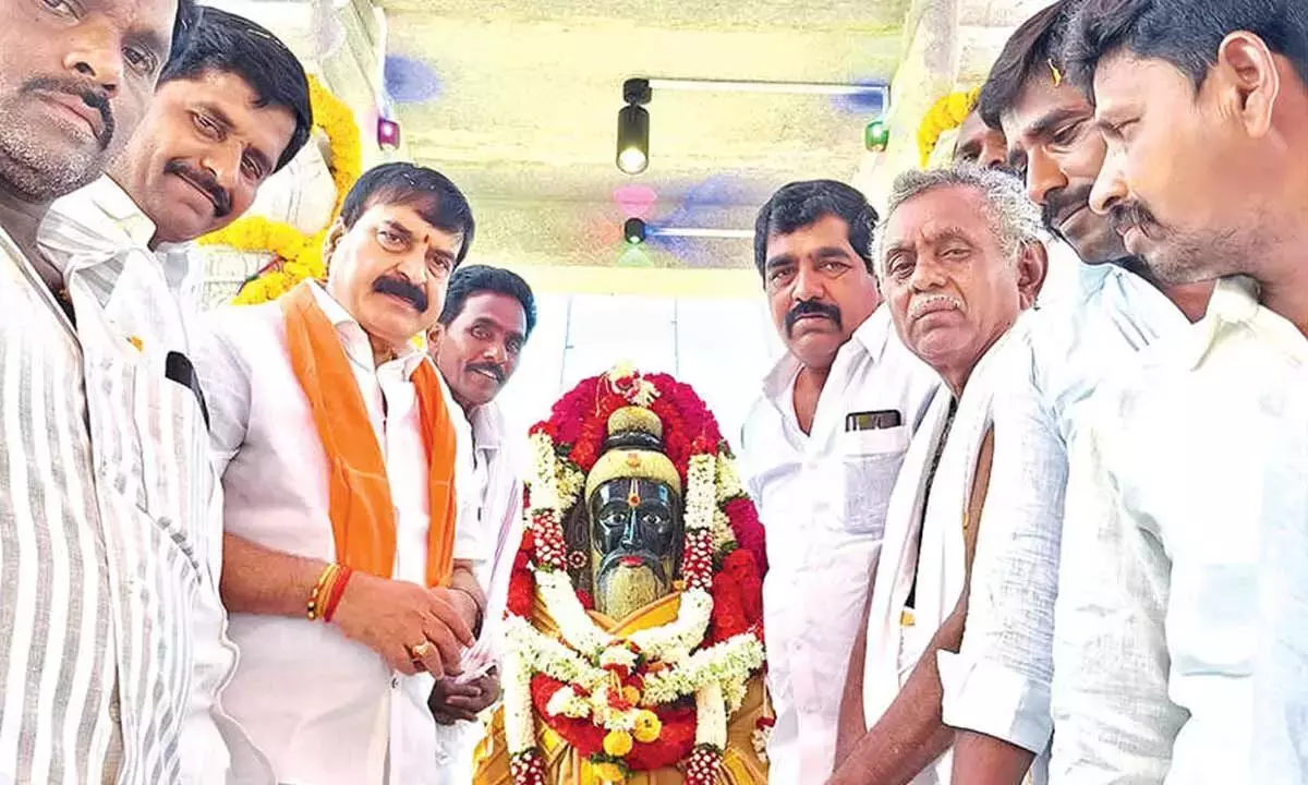 Singanamala मंडल के पेरावली में वाल्मीकि प्रतिमा का अनावरण किया गया Singanamala मंडल के पेरावली में वाल्मीकि प्रतिमा का अनावरण किया गया