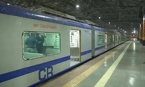 Mumbai : लॉन्च के करीब एक महीने बाद, AC लोकल ट्रेनों ने हार्बर लाइन सर्विस को बाधित किया Mumbai : लॉन्च के करीब एक महीने बाद, AC लोकल ट्रेनों ने हार्बर लाइन सर्विस को बाधित किया