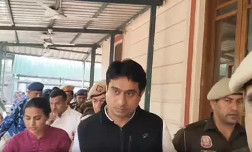 एआई समिट में शर्टलेस प्रोटेस्ट मामले में यूथ कांग्रेस के राष्ट्रीय अध्यक्ष उदय भानु चिब गिरफ्तार, अब तक 8 आरोपी हिरासत में एआई समिट में शर्टलेस प्रोटेस्ट मामले में यूथ कांग्रेस के राष्ट्रीय अध्यक्ष उदय भानु चिब गिरफ्तार, अब तक 8 आरोपी हिरासत में