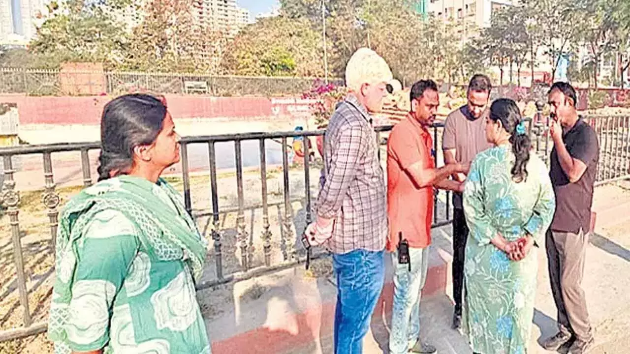 Cyberabad नगर निगम प्रमुख ने कोमपल्ली में अचानक निरीक्षण किया Cyberabad नगर निगम प्रमुख ने कोमपल्ली में अचानक निरीक्षण किया