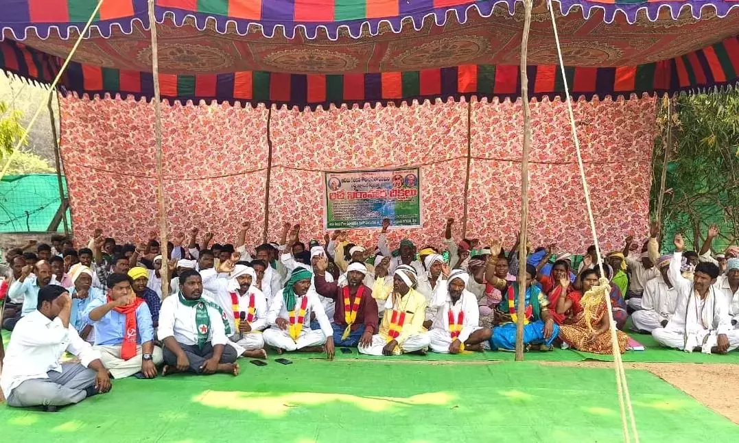 Kolam  आदिवासियों ने इंदिराम्मा घरों के निर्माण के लिए उत्नूर में रिले भूख हड़ताल शुरू की