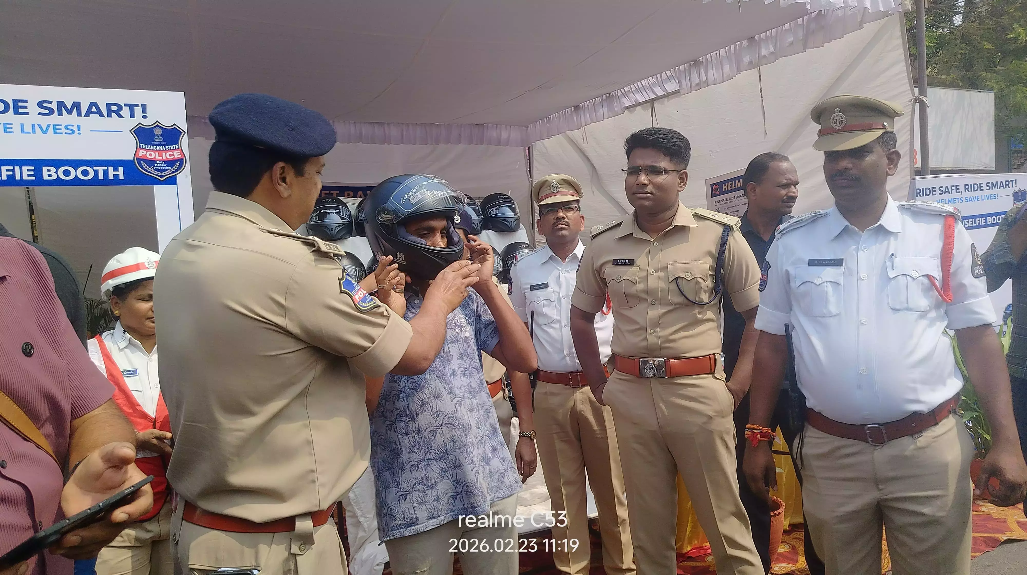 Hyderabad : मौत से बचने के लिए हेलमेट उधार लें Hyderabad : मौत से बचने के लिए हेलमेट उधार लें