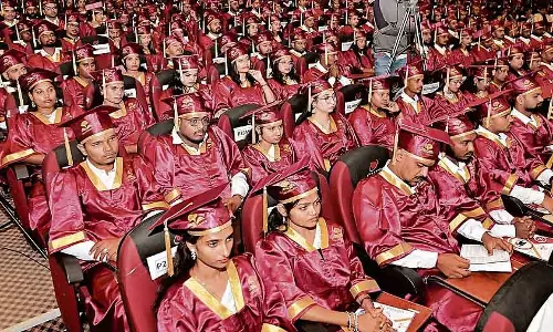 Karnataka में दीक्षांत समारोह की पोशाक के लिए देसी बदलाव बस एक कदम दूर Karnataka में दीक्षांत समारोह की पोशाक के लिए देसी बदलाव बस एक कदम दूर