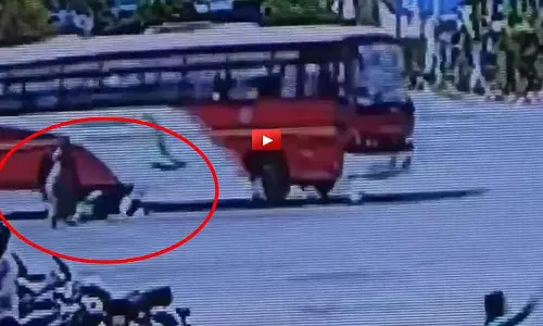 Karnataka : बस स्टॉप पर ड्राइवर की लापरवाही से गाड़ी चलाने पर बस ने महिला यात्री को कुचला Karnataka : बस स्टॉप पर ड्राइवर की लापरवाही से गाड़ी चलाने पर बस ने महिला यात्री को कुचला