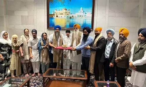 कनाडा के MP Tim Uppal ने अमृतसर के स्वर्ण मंदिर में मत्था टेका