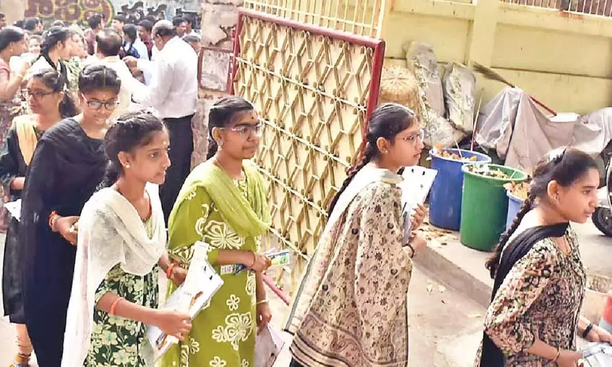Andhra: पूरे राज्य में इंटर की परीक्षाएं सुचारू रूप से शुरू Andhra: पूरे राज्य में इंटर की परीक्षाएं सुचारू रूप से शुरू