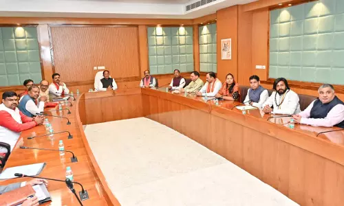 CM विष्णुदेव साय ने ली कैबिनेट बैठक, बजट पेश कर रहे वित्त मंत्री ओपी चौधरी Live